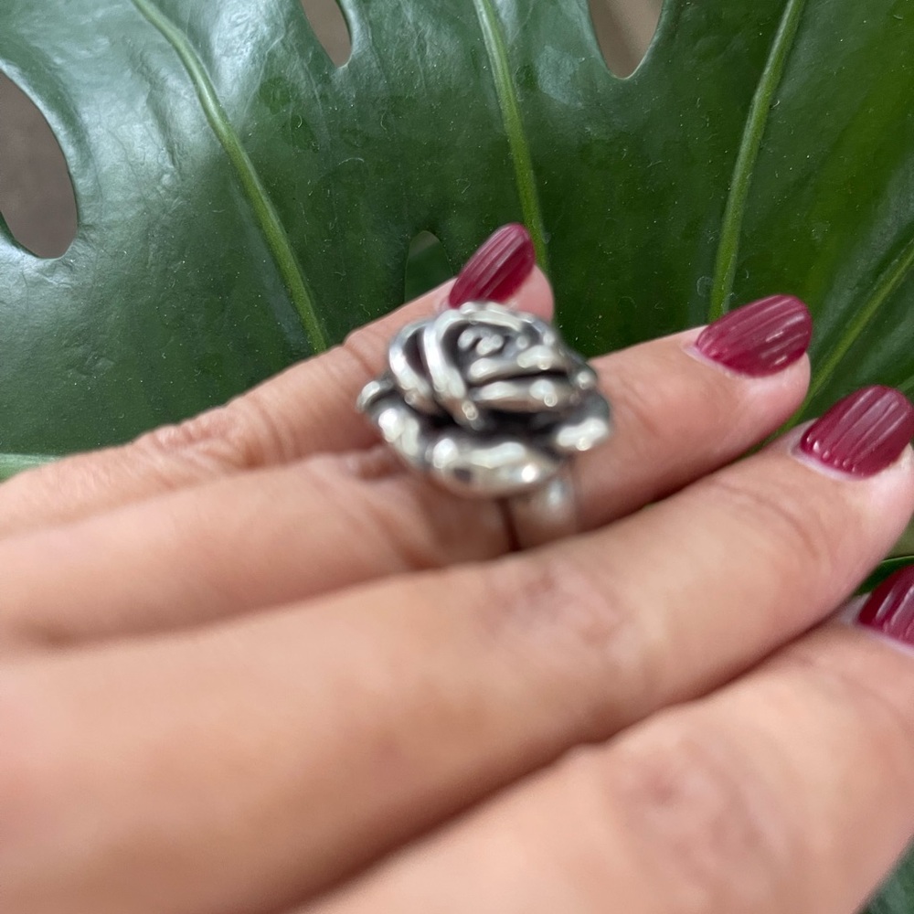 Elegant Silver Rose Ring